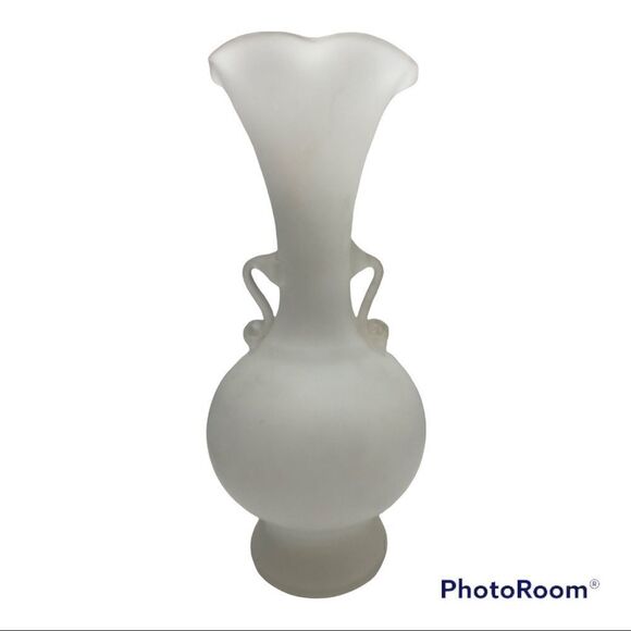 Vintage Beautiful White Satin Glass Floral Vase - Picture 2 of 6